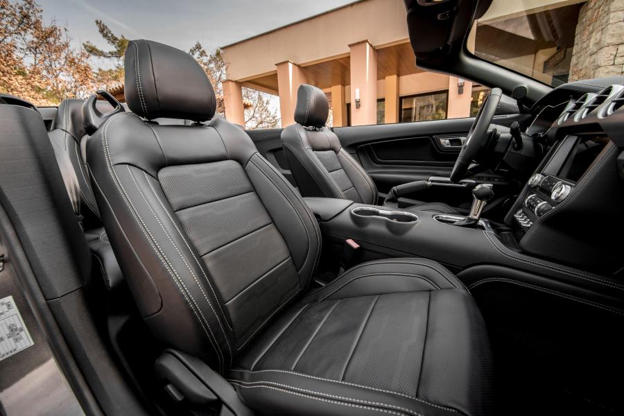 Интерьер Ford Mustang GT Convertible 2017 года  (EU) (фото 14 из 34)